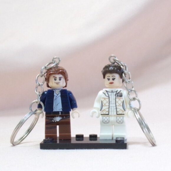 MINIFIGURE KEYCHAIN Star Wars- HAN SOLO PRINCESS LEIA +Stand Empire Strikes Back - Picture 1 of 3